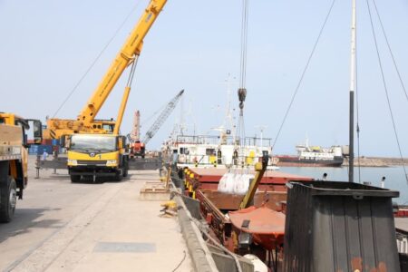 میثم محمدی‌نژاد، معاون امور بنادر و حوزه خزر سازمان منطقه آزاد : ركورد جدید تخلیه و بارگیری كشتی در مجتمع بندری كاسپین شكسته شد