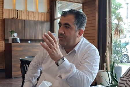دکتر مهدی خورسند کارشناس اقتصاد سیاسی، تحلیلگر مسائل چین و اوراسیا و پژوهشگر دکتری مسائل ایران در نشست تجلیل از اصحاب رسانه شهرستان لاهیجان و رودبنه: همراهی و هم افزایی رسانه ها، مسیر مطالبه گری صحیح را تقویت میکند و مانع از شکل گیری خطاهای اطلاعاتی می شود.